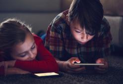 Troppo tempo davanti a smartphone, tablet e TV danneggia il cervello dei bambini
