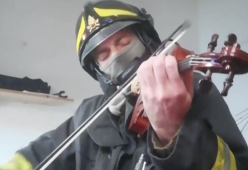 L'omaggio musicale di un Vigile del Fuoco per i colleghi morti ad Alessandria commuove il web