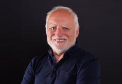 Ecco chi è veramente "Hide the Pain Harold", il meme più famoso del web