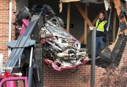 Porsche sbanda e si schianta al 2° piano di una casa: morti 2 ragazzi
