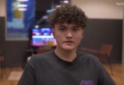 Lo youtuber bannato da Fortnite lascia la villa milionaria e torna a vivere dalla mamma