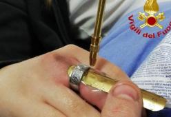 12enne finisce in ospedale con un anello incastrato al dito, intervengono i Vigili del Fuoco