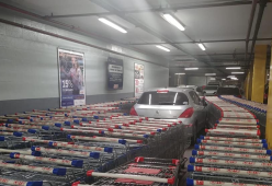 Parcheggia l'auto nel posto riservato ai carrelli e la ritrova così...