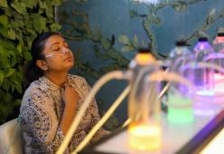 Troppo inquinamento: in India apre il primo bar in cui si deve pagare per respirare ossigeno