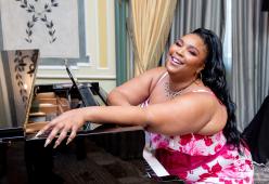Lizzo è diventata vegana (e lo annuncia sui social)