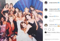 Cindy Crawford posta una (memorabile) foto di gruppo di 15 anni fa