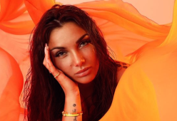 Elettra Lamborghini censura il suo décolleté in maniera molto originale