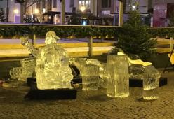 Bimbo muore schiacciato da una scultura di ghiaccio nel mercatino di Natale