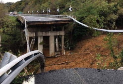 Vede il viadottto A6 crollare, torna al casello e si ritrova a dover pagare il pedaggio