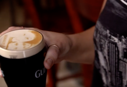 In questo pub è possibile bere una birra personalizzata con il tuo volto