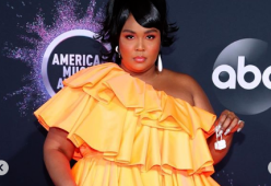 Lizzo e la sua micro borsetta fanno impazzire i fan: i meme divertono anche la cantante