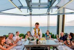 Il ristorante greco che ti fa cenare tra le nuvole, a 40 metri da terra