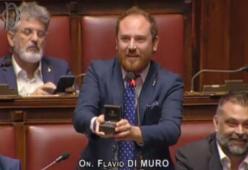 Proposta di matrimonio (a sorpresa) alla Camera durante un intervento
