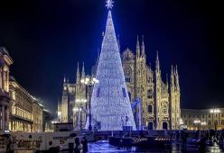 Milano:  in Piazza Duomo arriva lo splendido albero di Natale fatto di luci