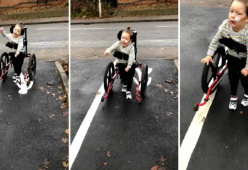 Bimbo di 4 anni con paralisi cerebrale cammina per la prima volta [video]
