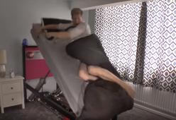 Il letto meccanizzato (che ti butta giù dal letto al mattino) esiste davvero