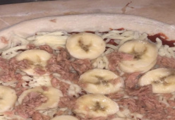 La pizza con banana e tonno (dalla Scozia) fa indignare mezza Italia
