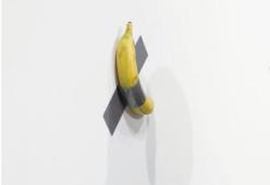 Una banana attaccata al muro con lo scotch: l'ultima opera di Cattelan vale 120 mila dollari