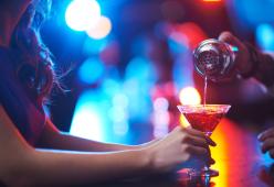 Le servono da bere nonostante sia ubriaca: 30enne muore annegata e la discoteca viene chiusa
