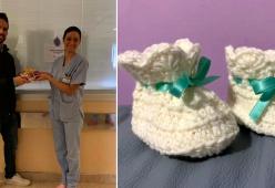 Regala scarpette all'uncinetto ai nati prematuri in ospedale: il tenero gesto di una nonna di Chieti