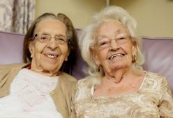 Migliori amiche da 78 anni si trasferiscono nella stessa casa di cura per stare insieme