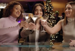 La protagonista dello spot sessista in una nuova pubblicità lascia il marito e va a bere con le amiche
