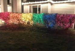 Crea la bandiera LGBTQ con 10.000 luci di Natale per il vicino omofobo