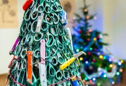 In Lituania l'albero di Natale dell'aeroporto è fatto con oggetti confiscati