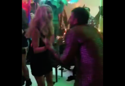 Jennifer Lawrence si scatena sulle note di "All I Want For Christmas Is You"