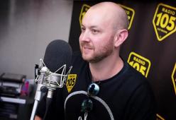 Matt Simons presenta "We Can Do Better": l'intervista e il live a 105 Night Express