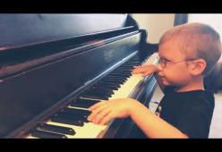 Bimbo cieco suona "Bohemian Rhapsody" al piano e commuove il mondo