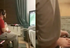 Papà gioca a FIFA con i piedi mentre dà il latte alla figlia neonata 
