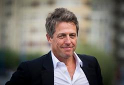Hugh Grant racconta l’esperienza del Covid: “Era come se un uomo pesantissimo si fosse seduto sul mio torace”