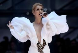 I fan di Céline Dion protestano sotto gli uffici di Rolling Stone