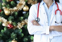Decide di lavorare a Natale per non stare con i suoceri: la storia