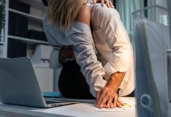 Fanno sesso nel bagno dell'ufficio: colleghi sorpresi dai passanti