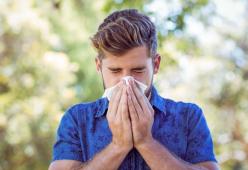 Relazione in crisi, la causa? Il fidanzato è allergico al suo corpo