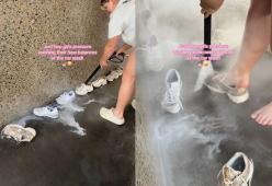 Pulire scarpe da ginnastica bianche? Basta portarle all’autolavaggio