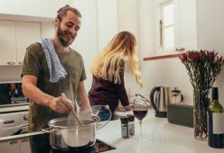 Il segreto per dimenticarsi dello stress? Mettersi a cucinare