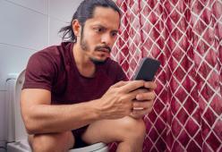 Perché i papà si nascondono per ore in bagno? Ecco la verità
