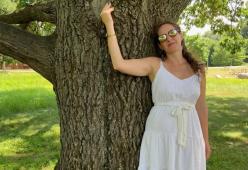 Donna "ecosessuale" perde la testa per un albero: il racconto