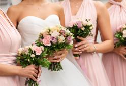 Sposa obbliga le damigelle a comprare un vestito da 250 euro