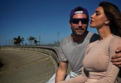 Belen in Argentina con Elio Lorenzoni ma lancia frecciatine all'ex