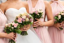 Litigano per il vestito da damigella: "Sono la sposa e decido io"
