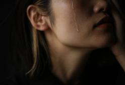 Il magico potere delle lacrime delle donne: placano l'aggressività