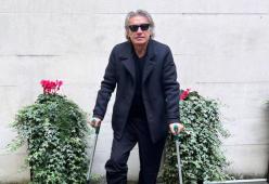 Ligabue in stampelle: “Ho cominciato l’anno con il piede giusto”