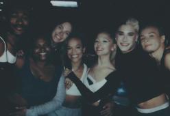 Ariana Grande pubblica il backstage del videoclip di “yes, and?”
