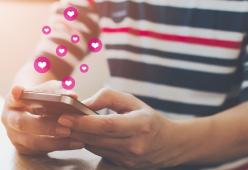 Si lascia per un uomo conosciuto in chat: "Non ci siamo mai visti"