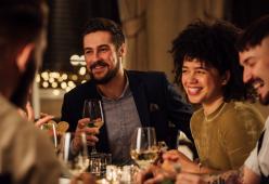 Amici litigano per il conto a cena: "Sono rimasto senza soldi"