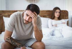 Lei si rifiuta di dormire senza vestiti, il marito si arrabbia